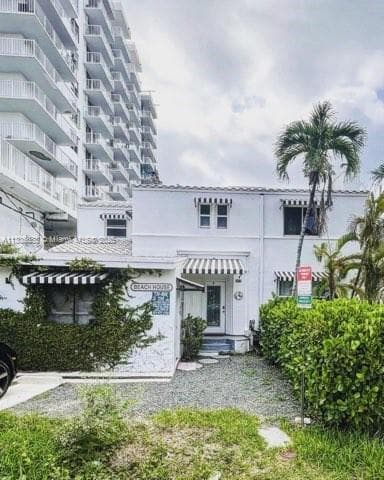 2811 Indian Creek Dr, Miami Beach FL 33140 — photo 1