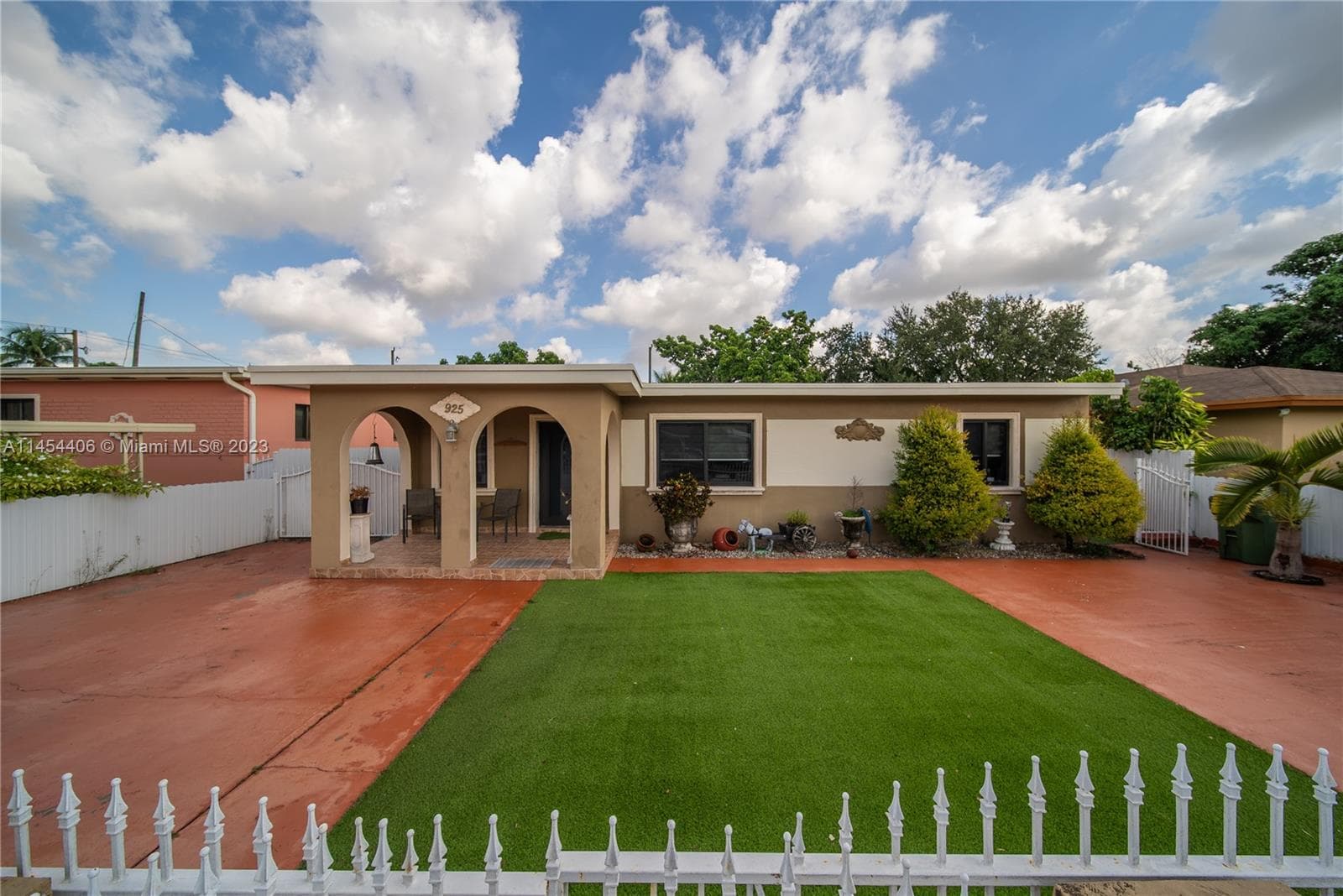 925 E 29th St, Hialeah FL 33013 — photo 1