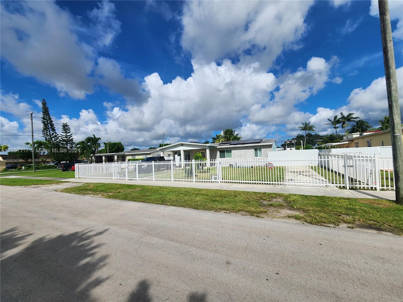 1025 NE 13th Ave, Homestead FL 33033 — photo 1