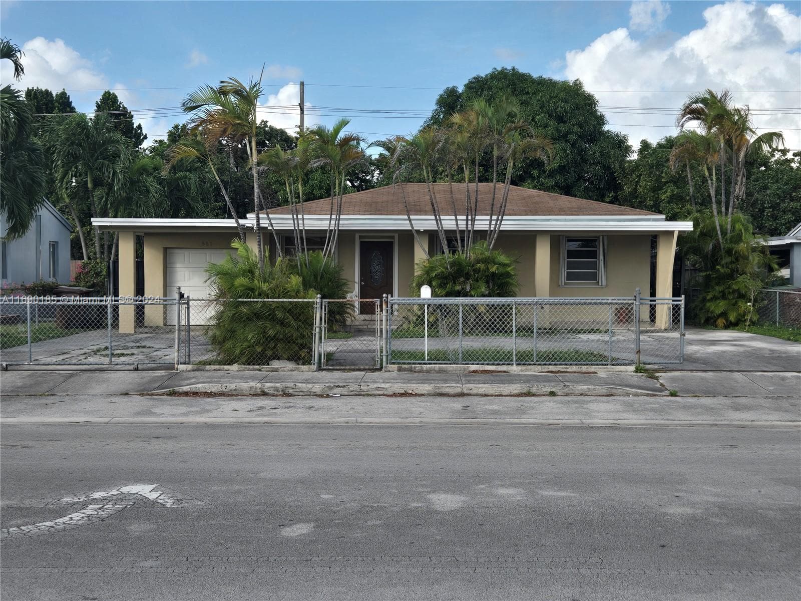 961 E 32nd St, Hialeah FL 33013 — photo 1