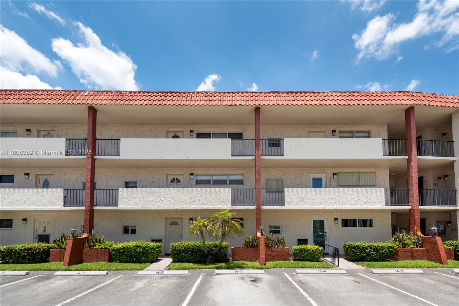 9823 S Hollybrook Lake Dr # 105, Pembroke Pines FL 33025 — photo 1