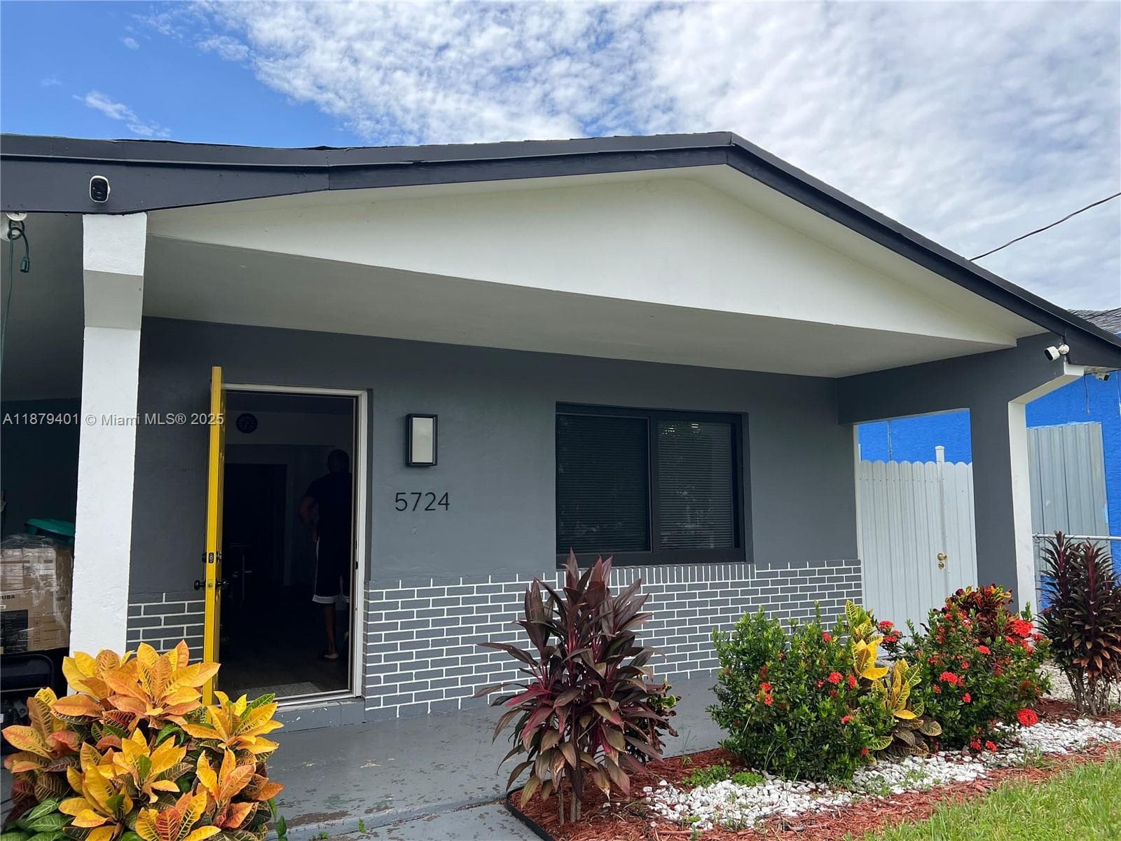 5724 SW 18th St, West Park FL 33023 — photo 1