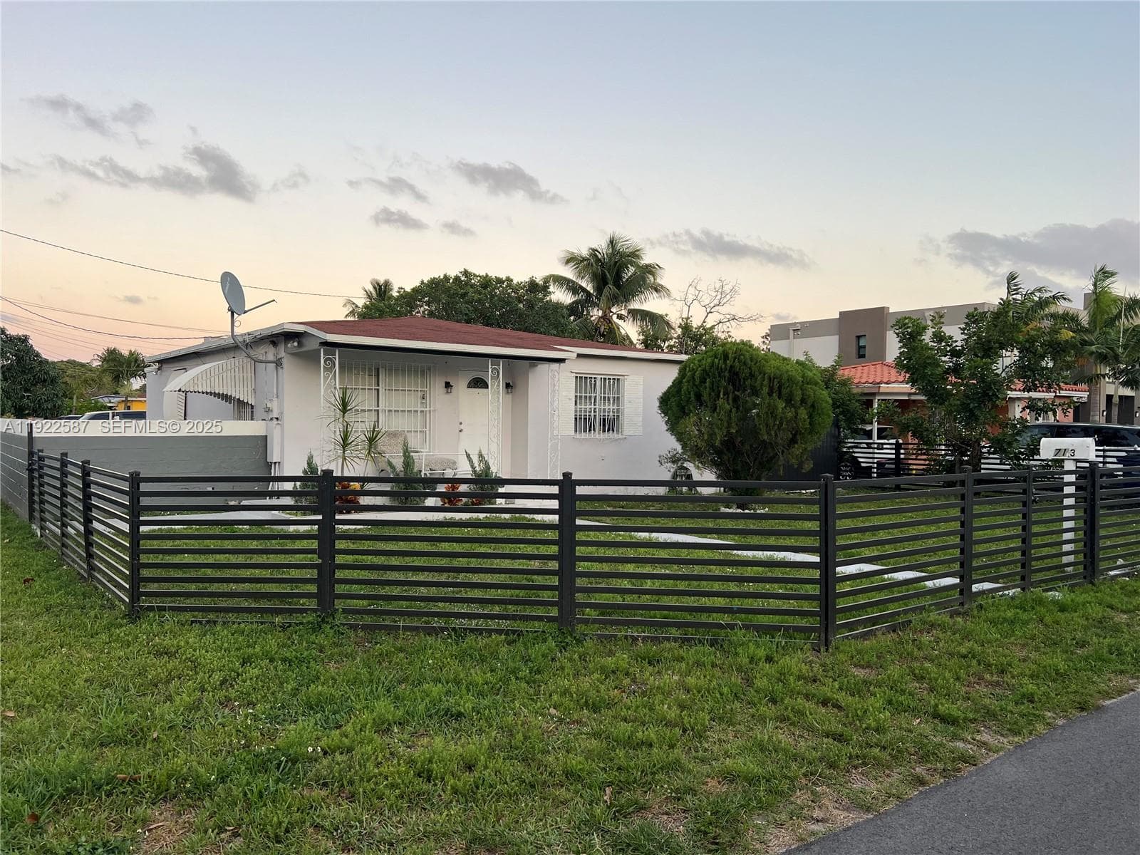 713 SW 7th Ave, Hallandale Beach FL 33009 — photo 1