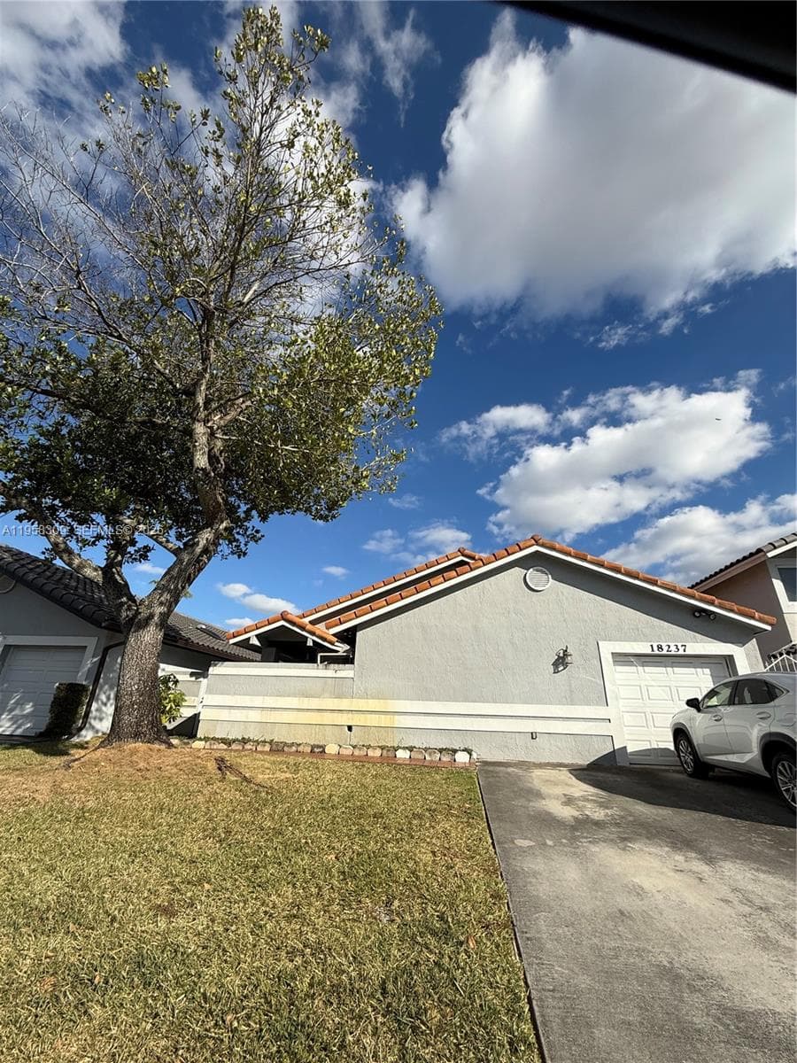 18237 NW 61st Pl, Hialeah FL 33015 — photo 1